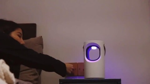 Utilisateur heureux avec l'appareil anti-moustique HealthCare™ dans sa chambre