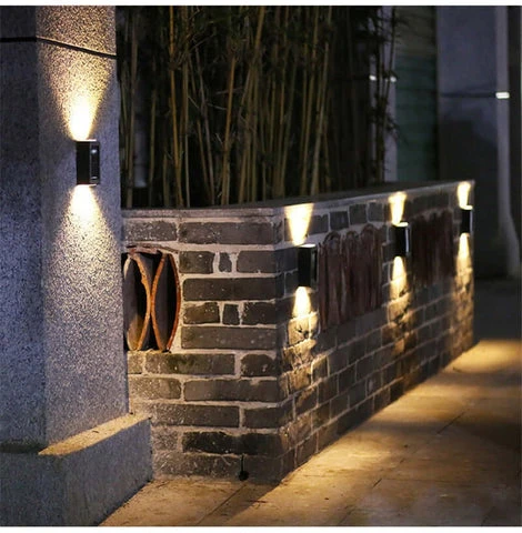 Éclairage chaleureux d'une terrasse avec applique solaire