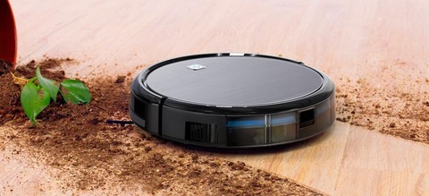 Robot aspirateur AspiClean en fonctionnement dans un salon moderne