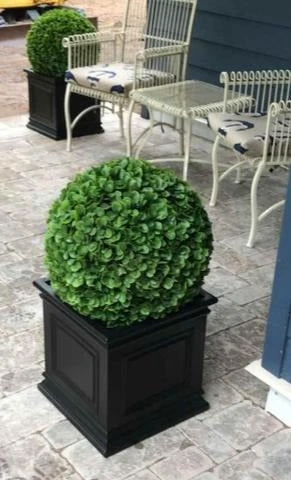 Décoration intérieure avec boule de plante artificielle colorée