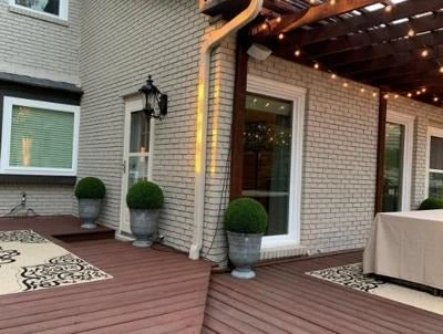 Exemple de décoration avec boule de plante artificielle en extérieur