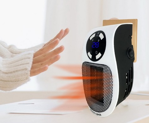 personne utilisant la télécommande du chauffage HeatSafe