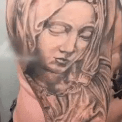 application de la crème détatouage sur un tatouage au bras