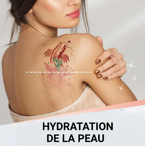 main appliquant la crème détatouage sur la peau