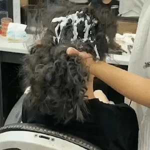 Femme avec cheveux lisses et doux après utilisation du produit