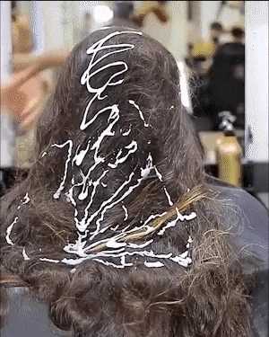 Cheveux soyeux et brillants après traitement à la kératine