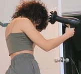 Cheveux en train de sécher avec boucles définies