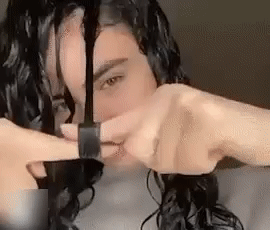 Cheveux bouclés brillants après application de la crème