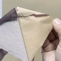 Patch en cuir découpé pour réparer un canapé en cuir