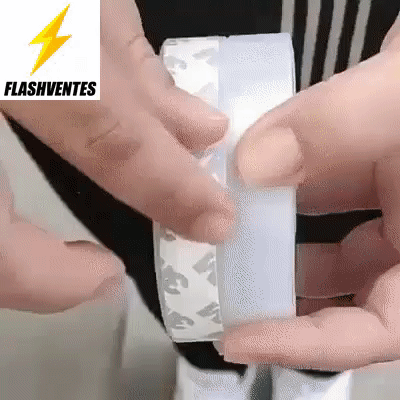 Joint de porte auto-adhésif transparent posé sur une porte