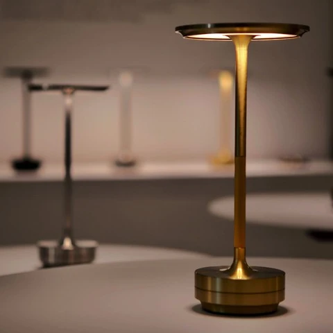 Lampe portable design minimaliste vue de côté