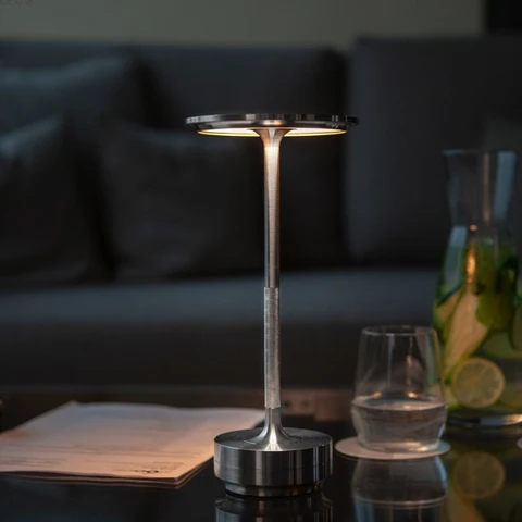 Lampe de bureau portable en métal sur table moderne