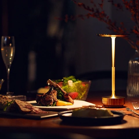 Éclairage doux et chaleureux de la lampe de table