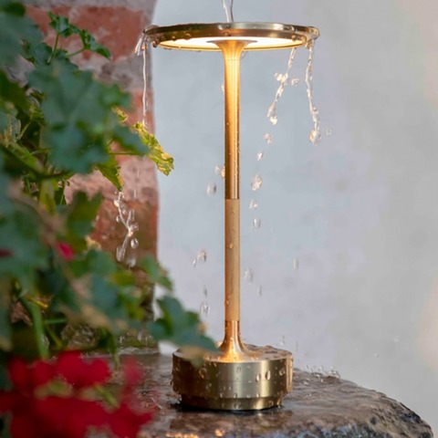 Lampe étanche IP66 utilisée dans une salle de bain