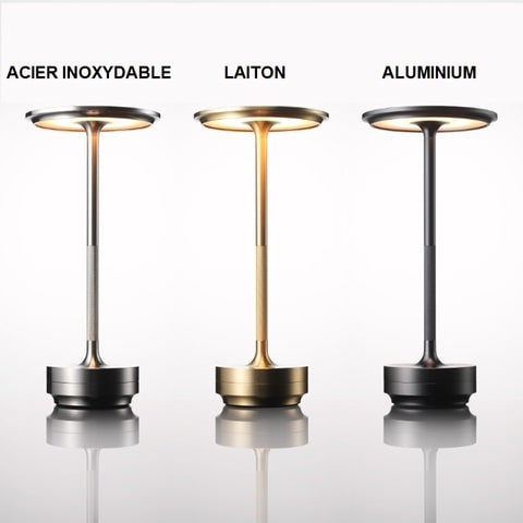 Lampe en métal noir posée sur une table extérieure