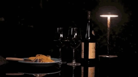 Lampe de table rechargeable utilisée en extérieur