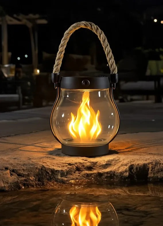 lanterne solaire extérieure allumée dans un jardin