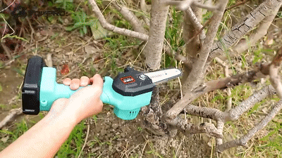 prise en main d'une seule main de la mini scie compacte