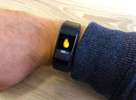 Client heureux utilisant la montre pour surveiller sa santé