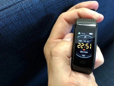 Utilisateur portant la montre connectée à la piscine