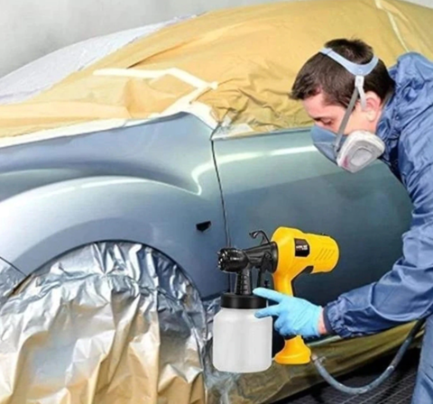 pistolet à peinture électrique en action sur un meuble